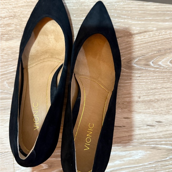 Vionic Black Kitten Heel Pumps Sleek Professional Design With Box - Picture 4 of 7